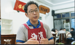 第二代在店內說明菜色