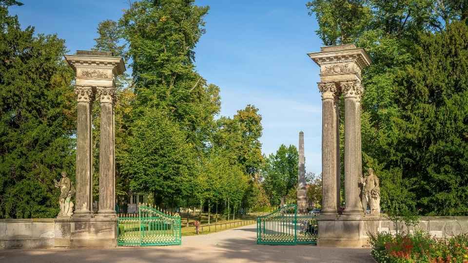 Portal del Obelisco y Parque Sanssouci