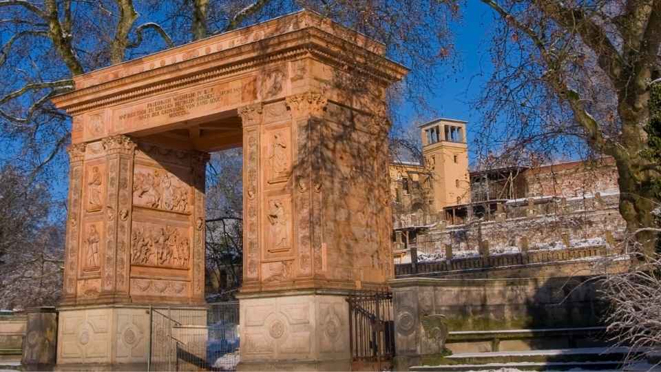 Arco de Triunfo del Monte y Terrazas del Vino
