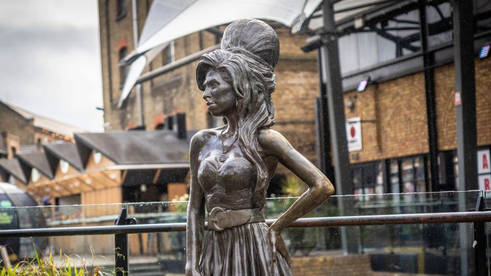 Candem Town: Estatua de Amy Winehouse