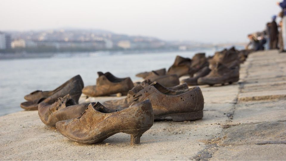 Zapatos en la orilla del Danubio