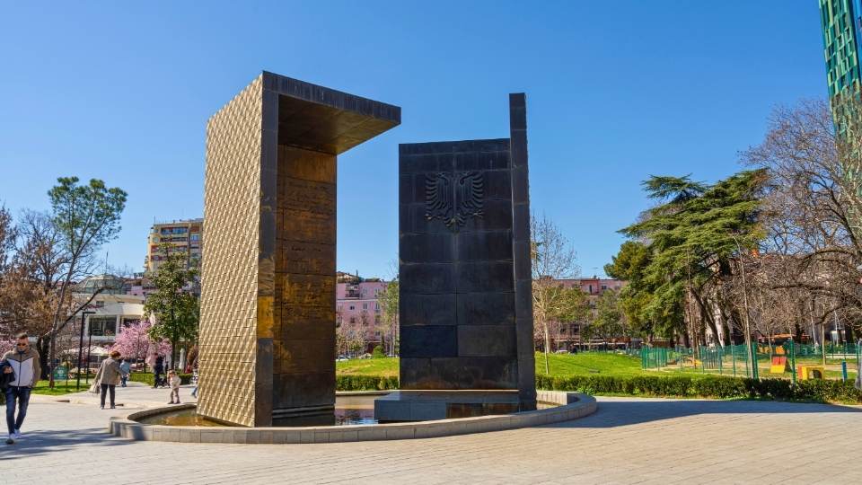 Independence Memorial y The Cloud