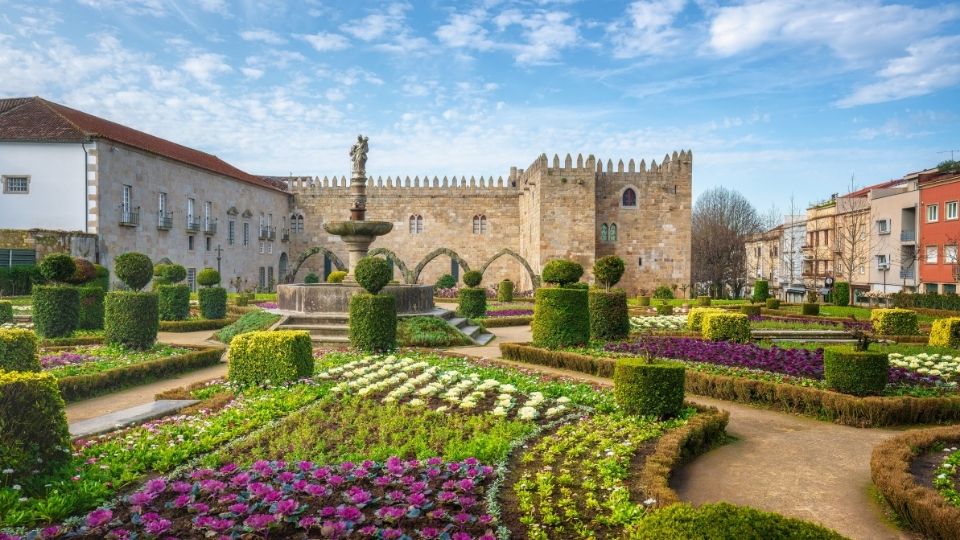 Jardín de Santa Bárbara y el Palacio Arzobispal