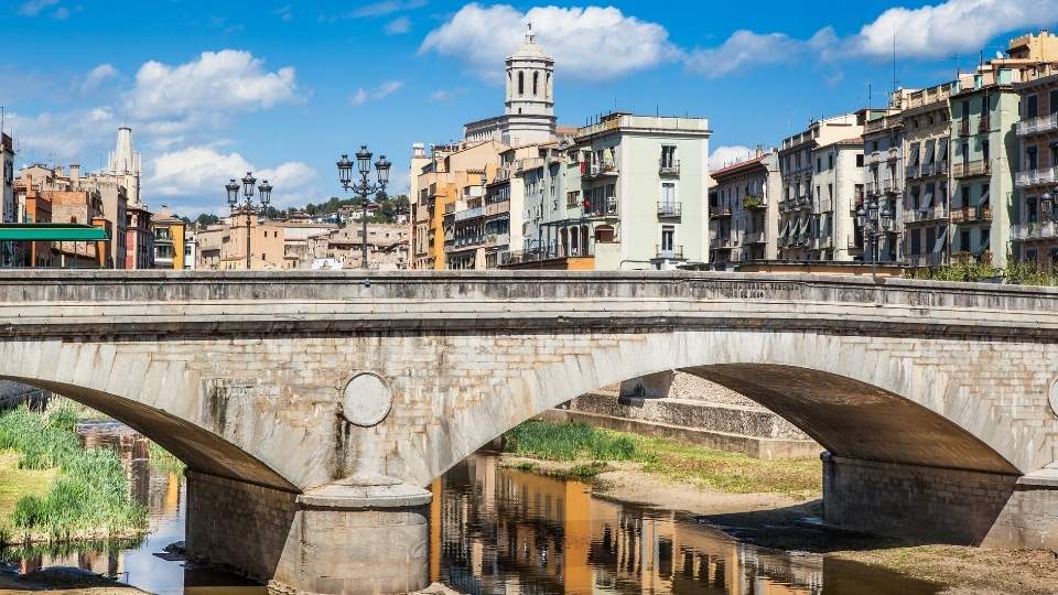 Puente de piedra y Plaza del Vi