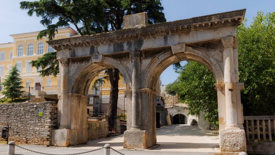 Porta Gemina y murallas romanas