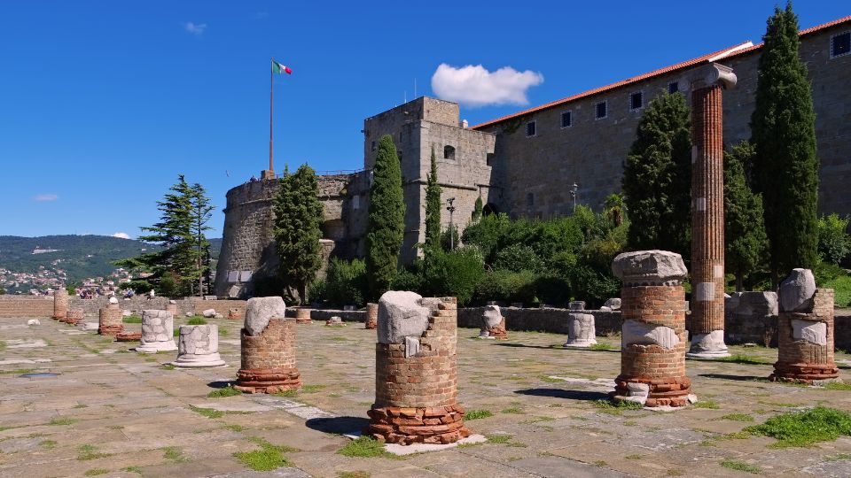 Römisches Forum, Kathedrale und Burg San Giusto