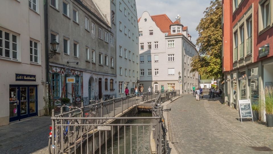 Canales y peculiar bicicleta 
