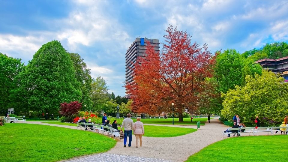 Jardins Dvořák et colonnade du parc