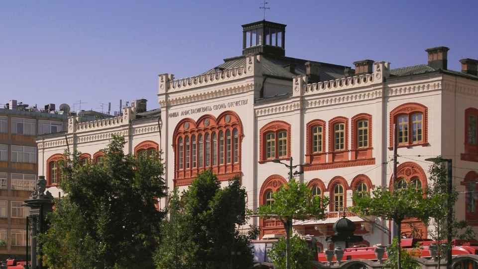 Studentenplatz und Kapitän-Miša-Gebäude