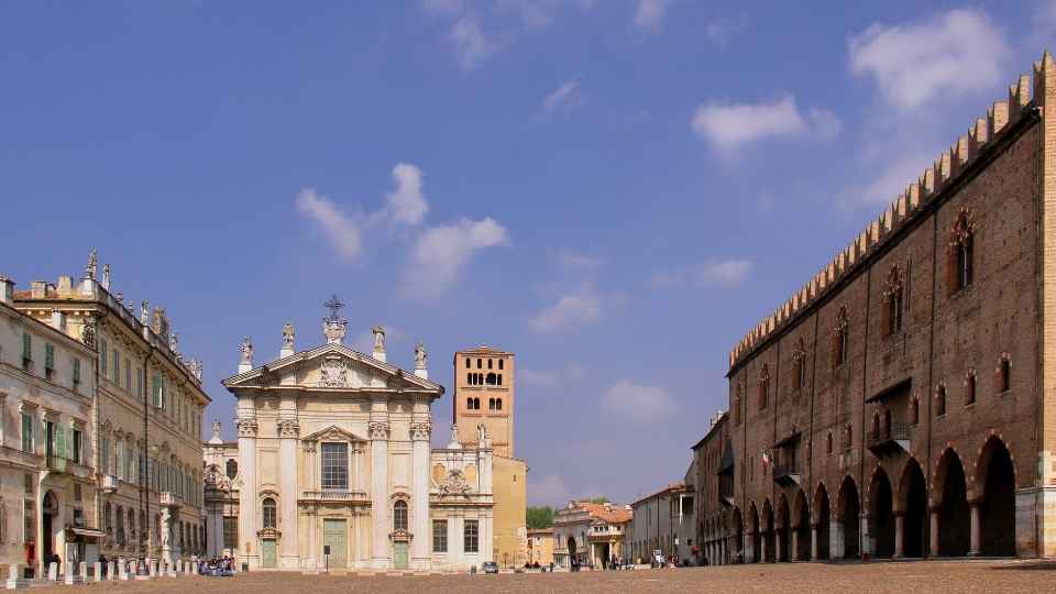 Piazza Sordello e Catedral de San Pedro Apóstol
