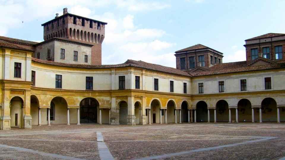 Piazza Castello e Voltone Gabriele D’Annunzio