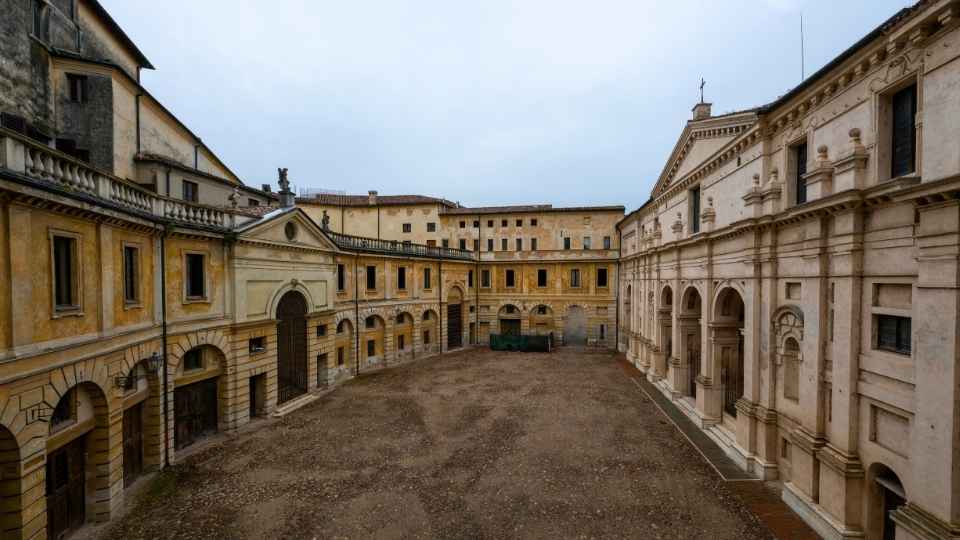 Piazza Santa Barbara e Basilica Palatina di Santa Barbara