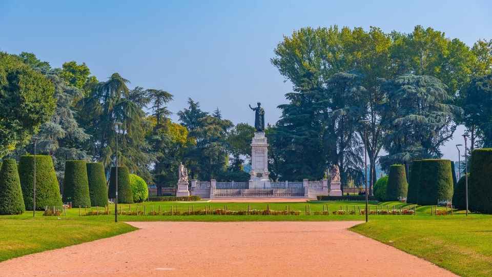 Piazza virgiliana y Monumento a Virgilio