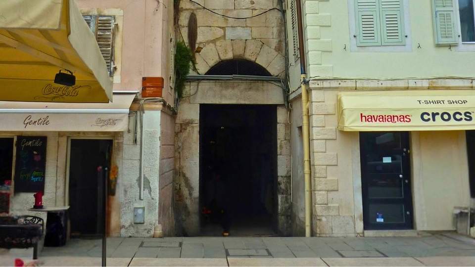 Puerta de Bronce y fachada sur del palacio