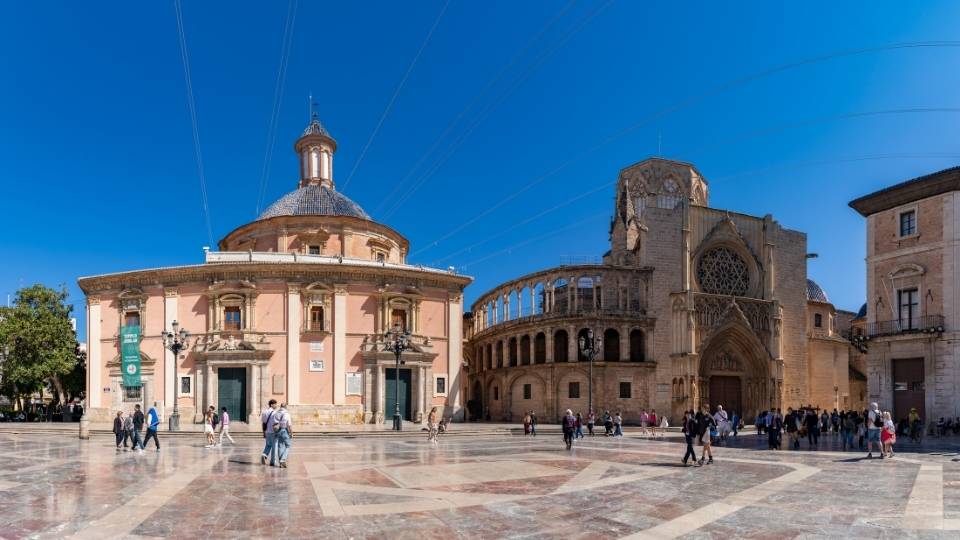 Praça da Virgem e Basílica de Nossa Senhora dos Abandonados
