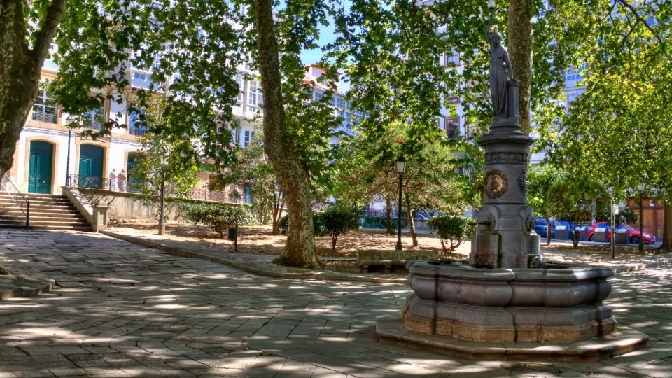 Place du Général Azcárraga et église de Santiago