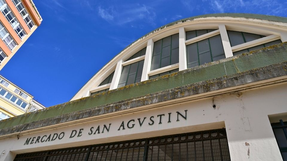 Marché de San Agustín et place de l'Humour