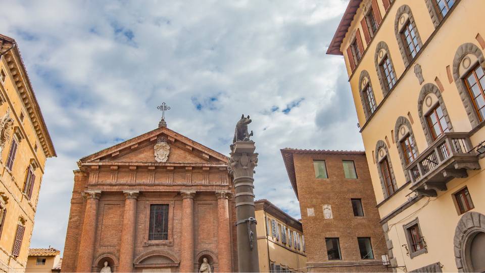 Plaza y Palacio Tolomei