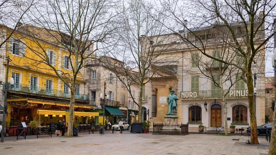 Place du Forum y Café Van Gogh 