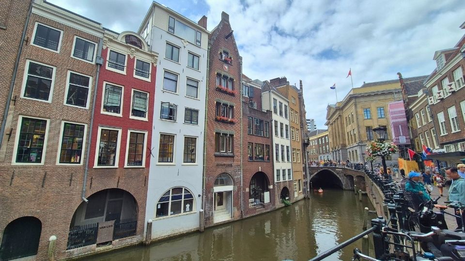 Canal Oudegracht y casas danzantes
