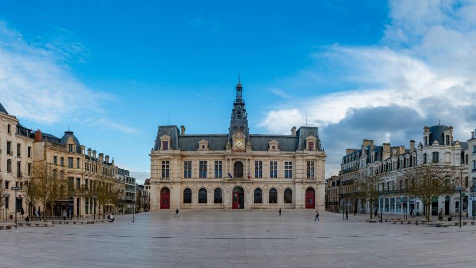 Place du Maréchal-Leclerc and the Town Hall
