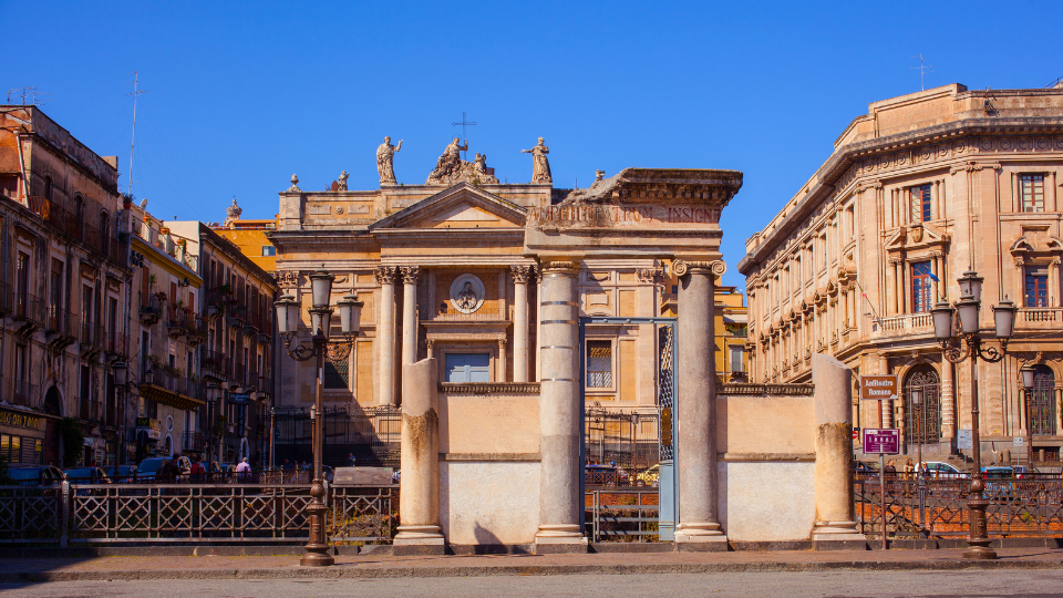 Anfiteatro Romano di Catania y Estatua de Vincenzo Bellini 