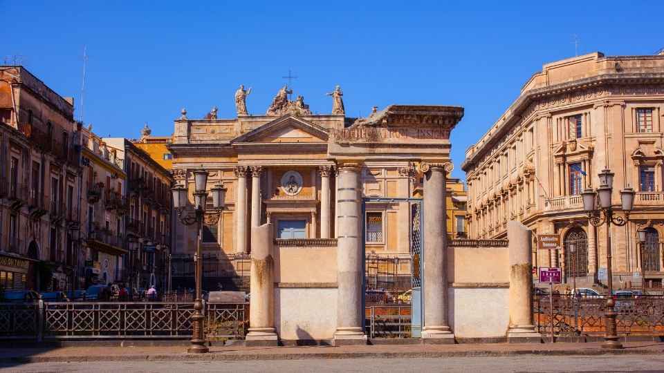 Amphithéâtre romain de Catane et statue de Vincenzo Bellini