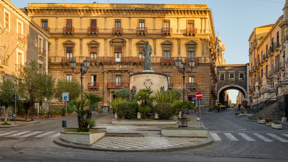 Piazza San Francesco d’Assisi e Iglesia de San Benedetto
