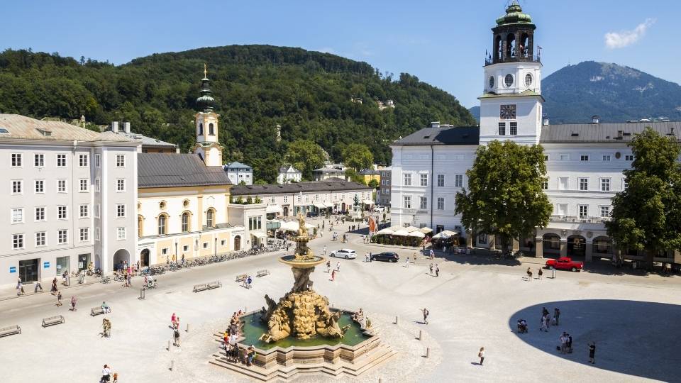 Platz und Brunnen der Residenz