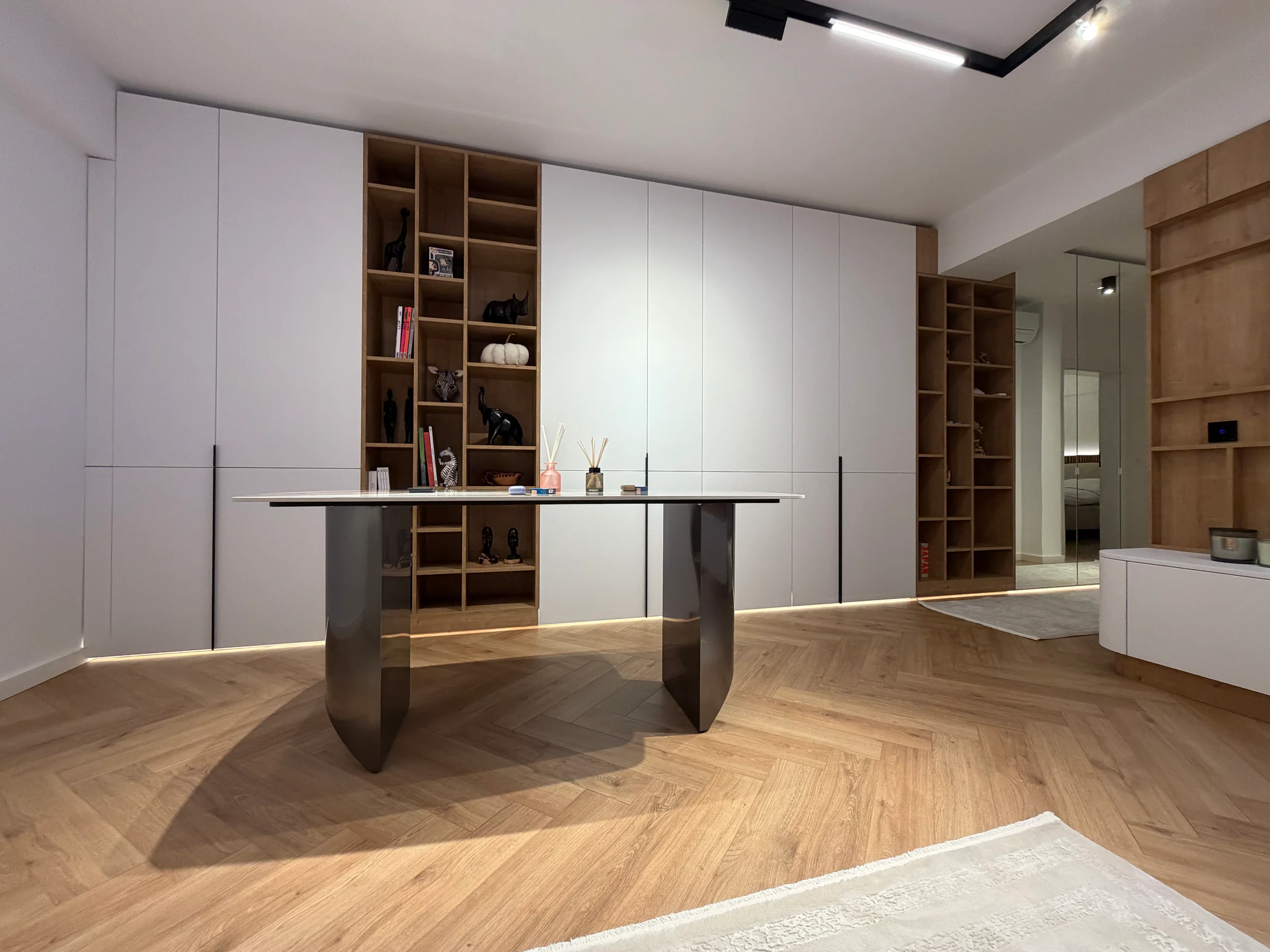Bibliotecă living modernă cu MDF alb mat și stejar
