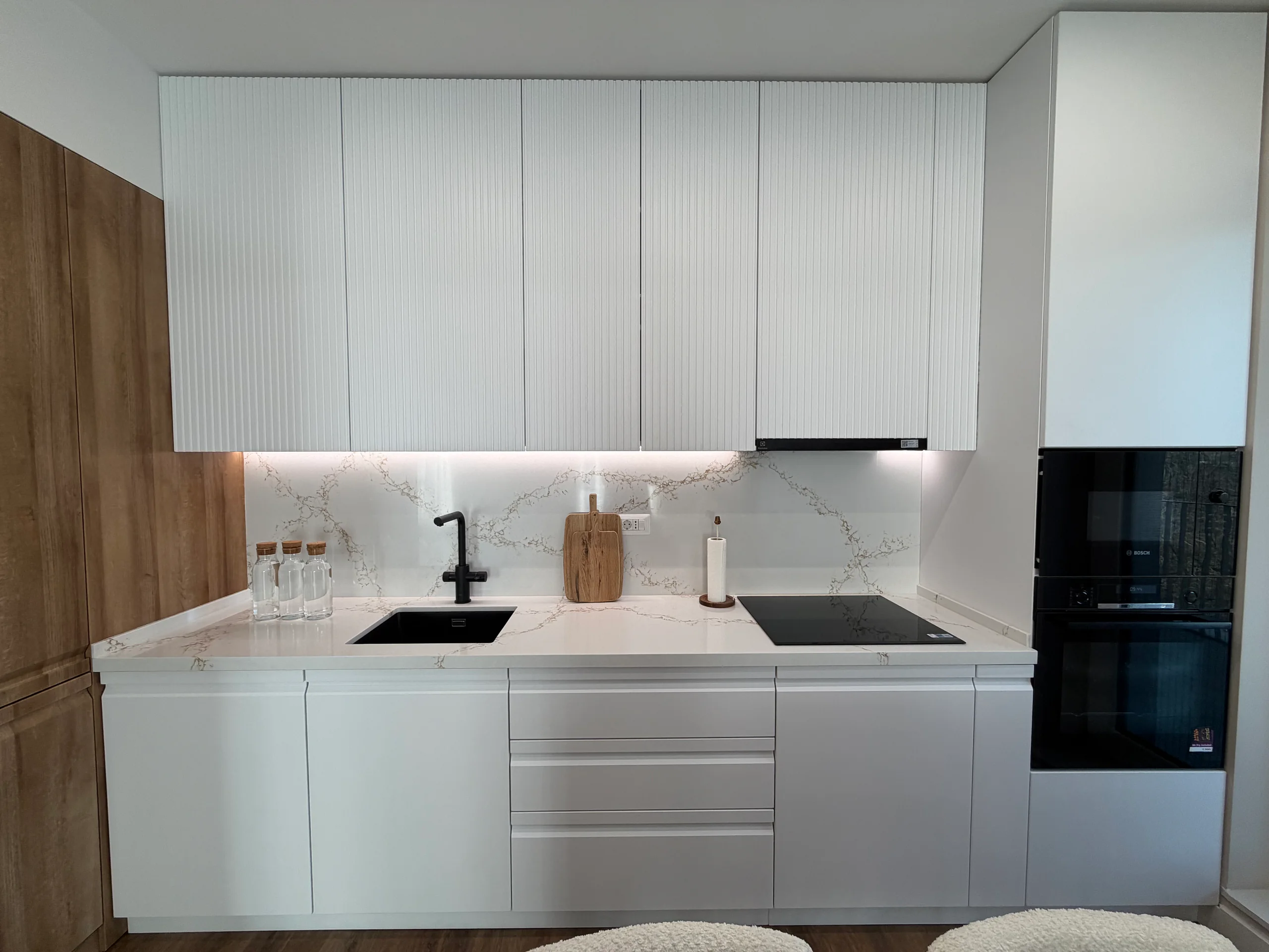 Bucătărie în L alb alpin și stejar Riviera