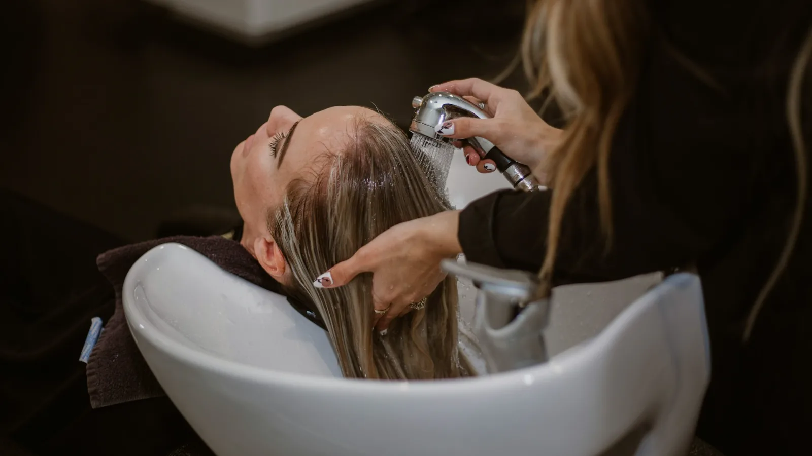 Lavado realizado en peluquería moderna en Madrid | RO'S PELUQUEROS
