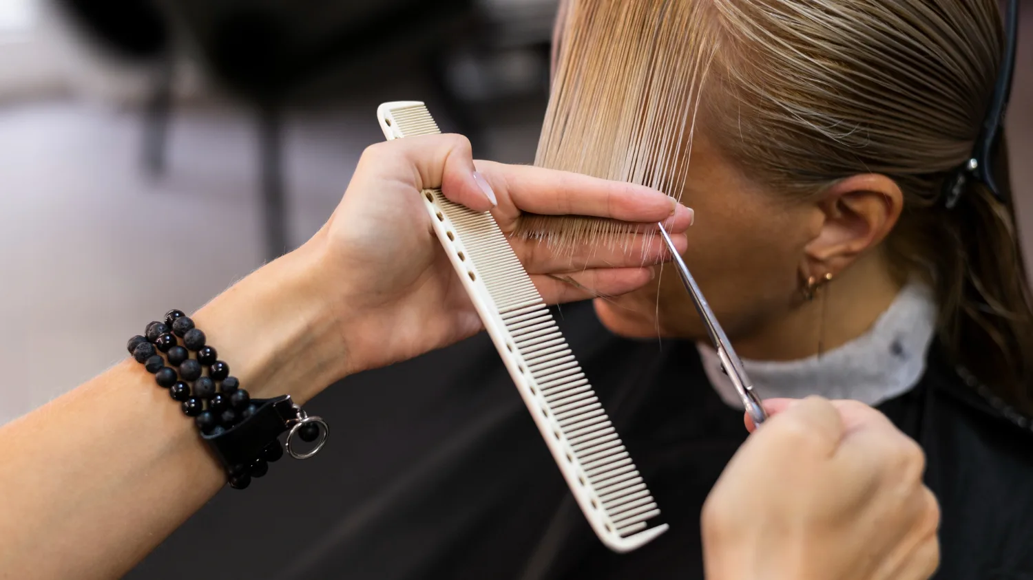 Recorte De Puntas realizado en peluquería moderna en Madrid | RO'S PELUQUEROS