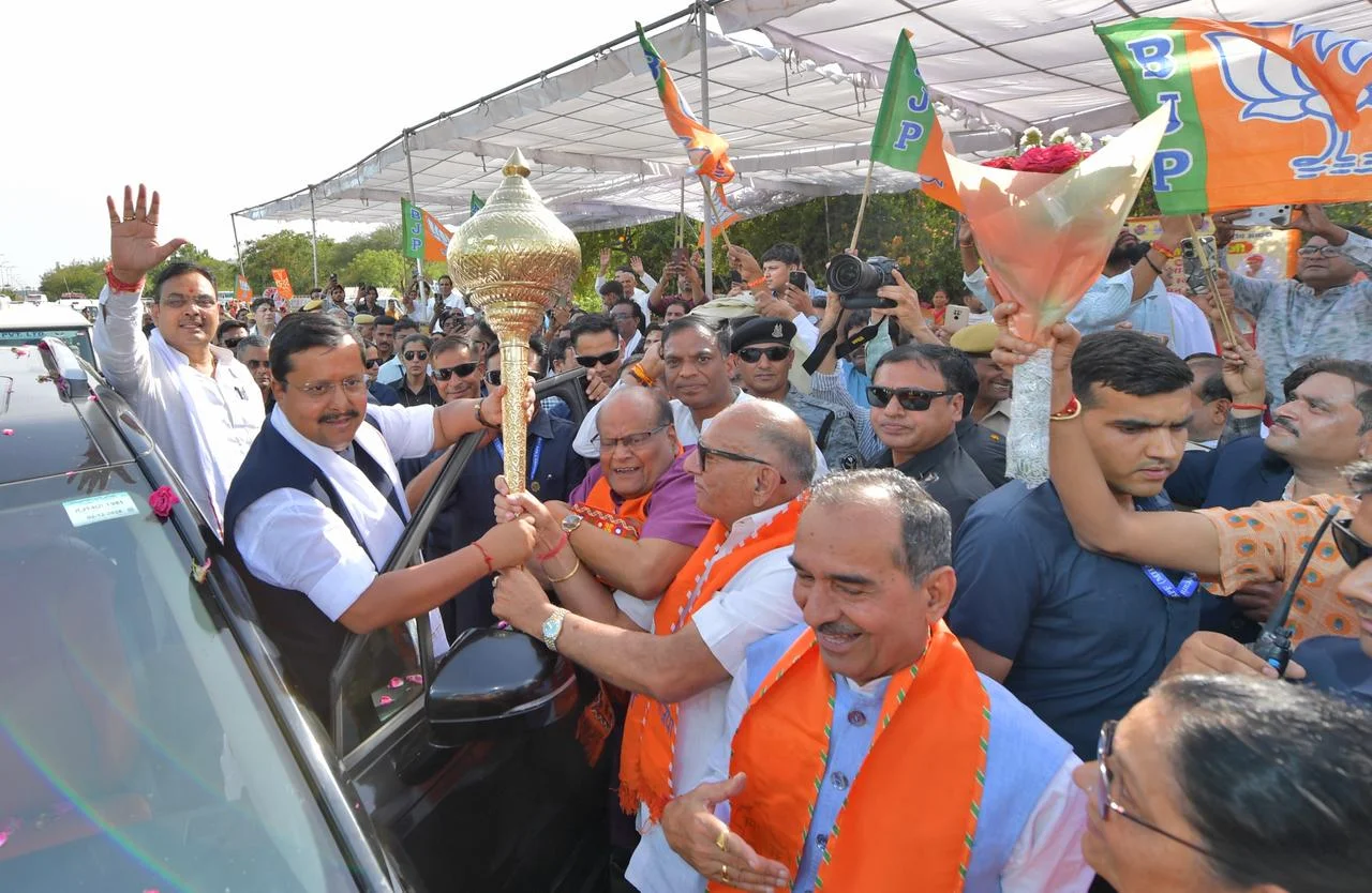 राष्ट्र प्रथम’ के मंत्र के साथ देश के लिए समर्पित भाव से कार्य कर रहे कार्यकर्ता