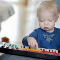 child playing a keyboard