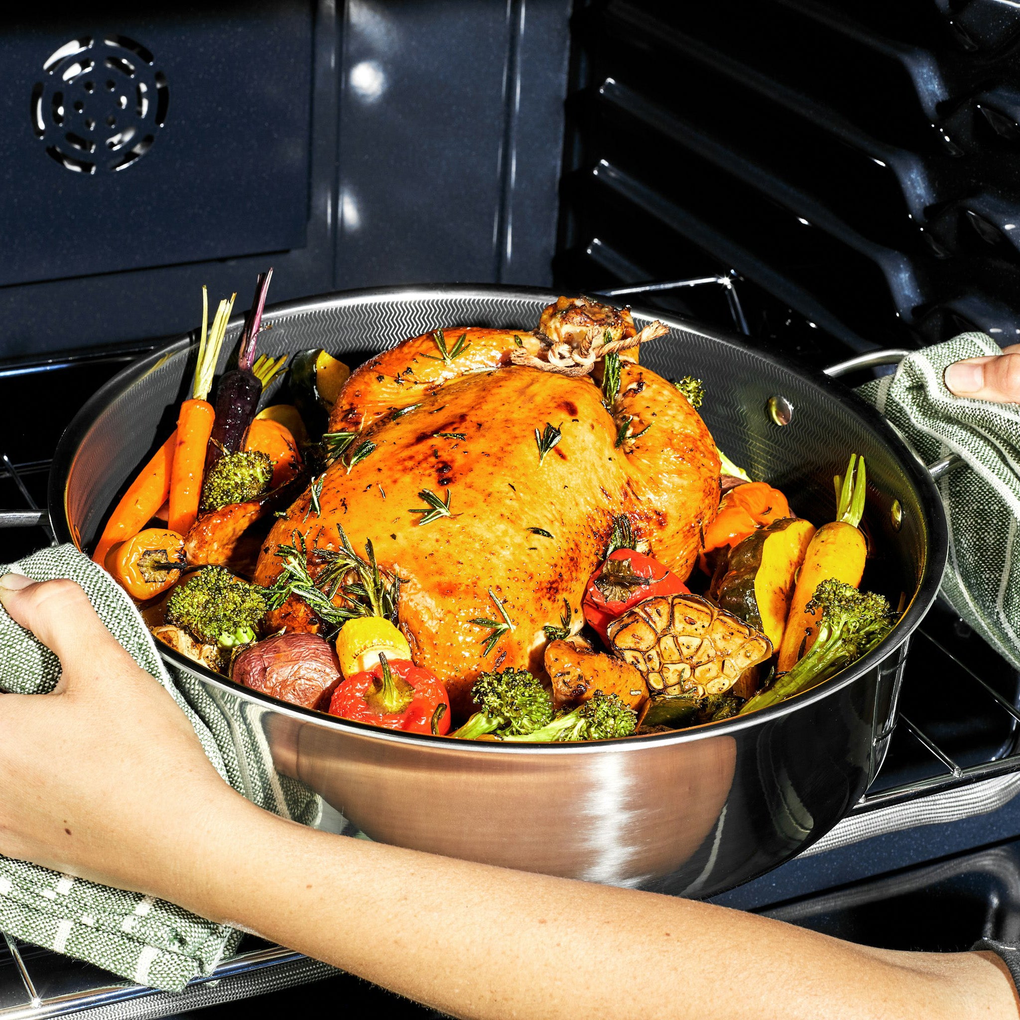 03124 HexClad Hybrid Deep Saute Pan Chicken Fryer detail photo 10