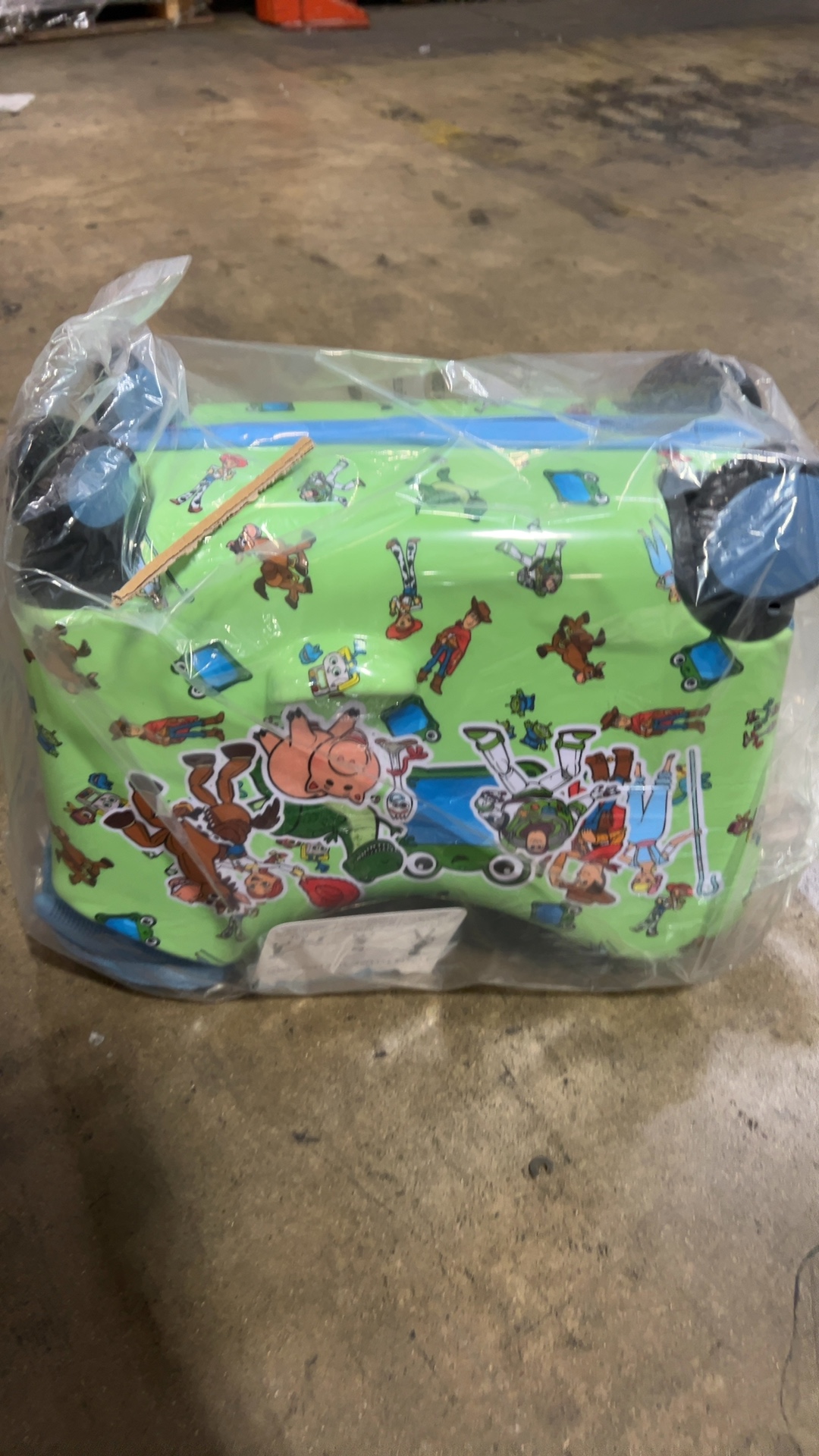 Bioworld Toy Story Kids Ride-On Luggage Case Green Storage Bag detail photo 3