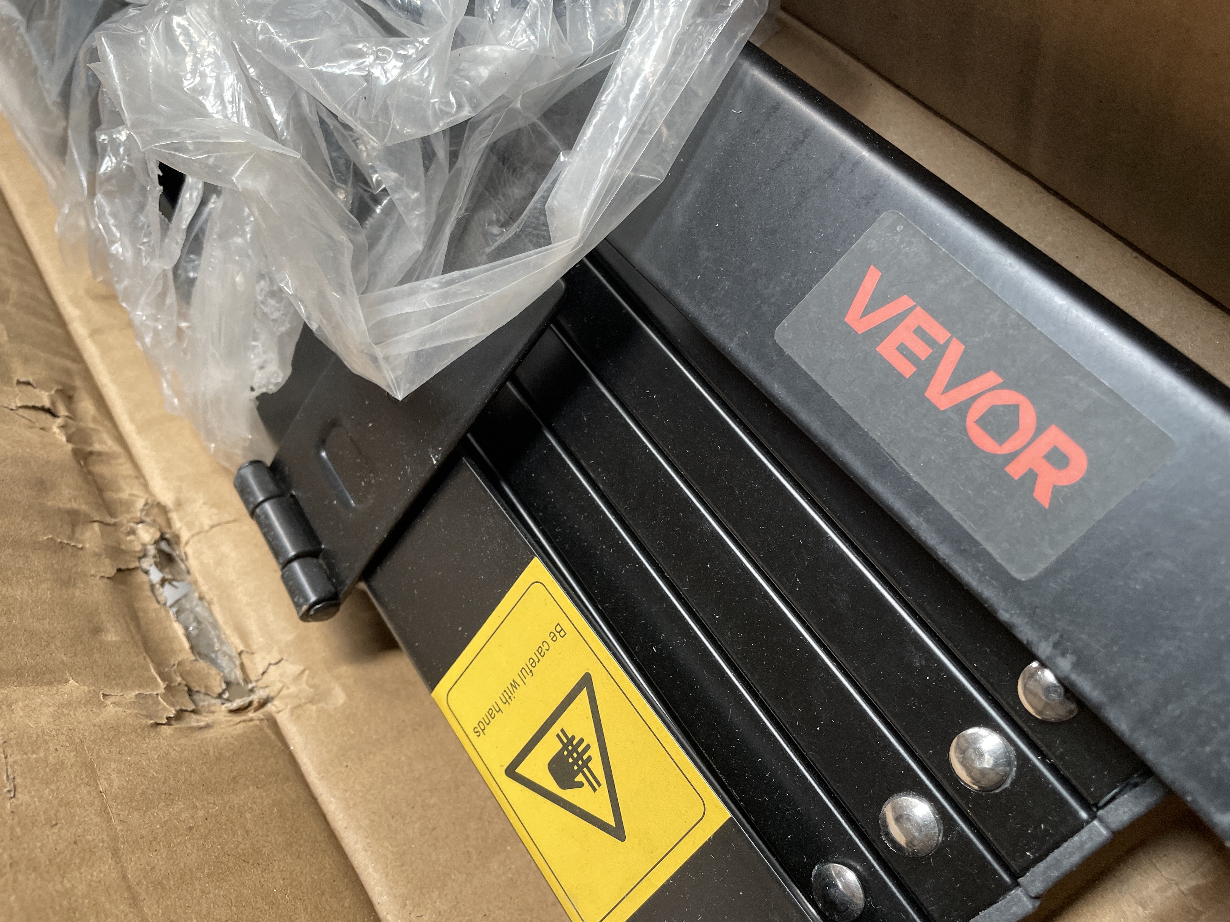 VEVOR Single Accordion Folding Security Gate Door XSJ-25-ZDM01 with Mounting Bolts detail photo 4