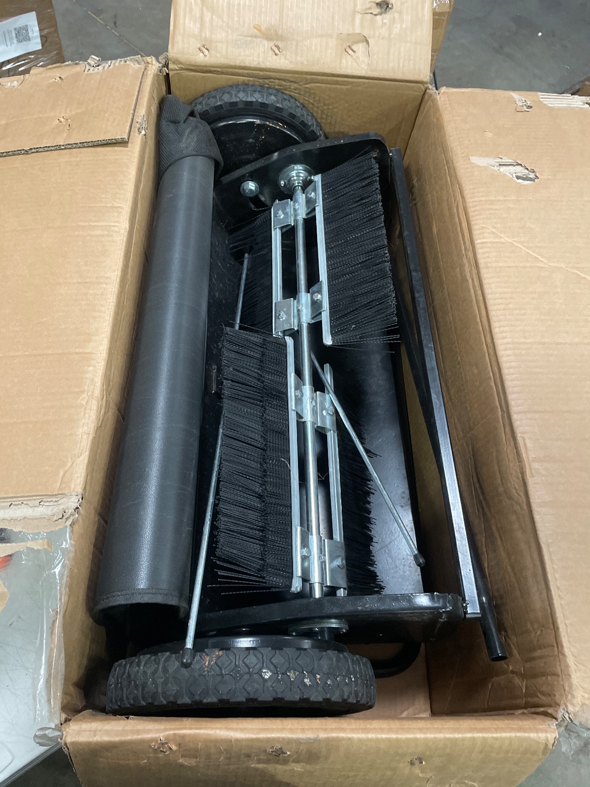 VEVOR Lawn Sweeper Model GT1110 Tow Behind Yard Sweeper detail photo 5