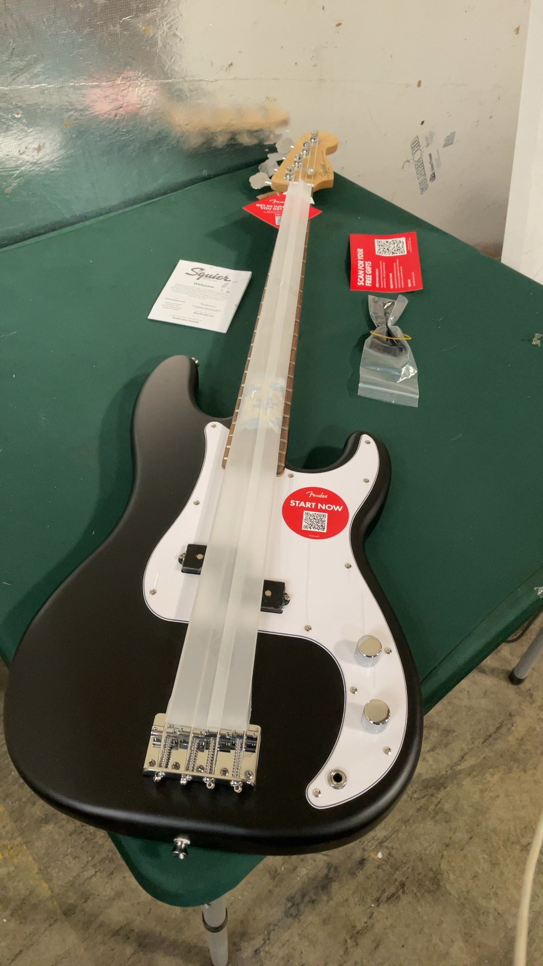 Squier Affinity Series Precision Bass PJ Laurel Fingerboard Black detail photo 6