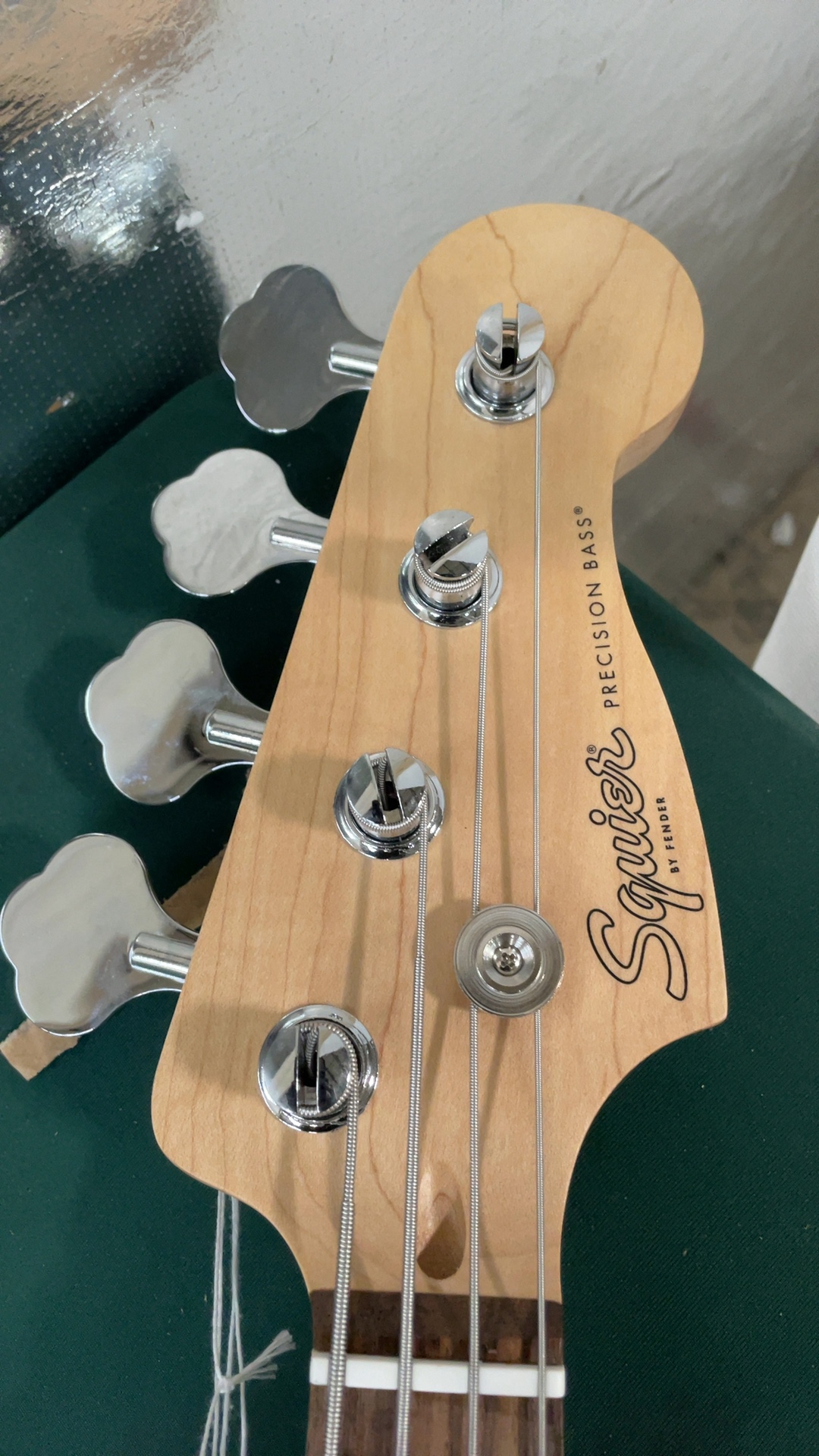 Squier Affinity Series Precision Bass PJ Laurel Fingerboard Black detail photo 8