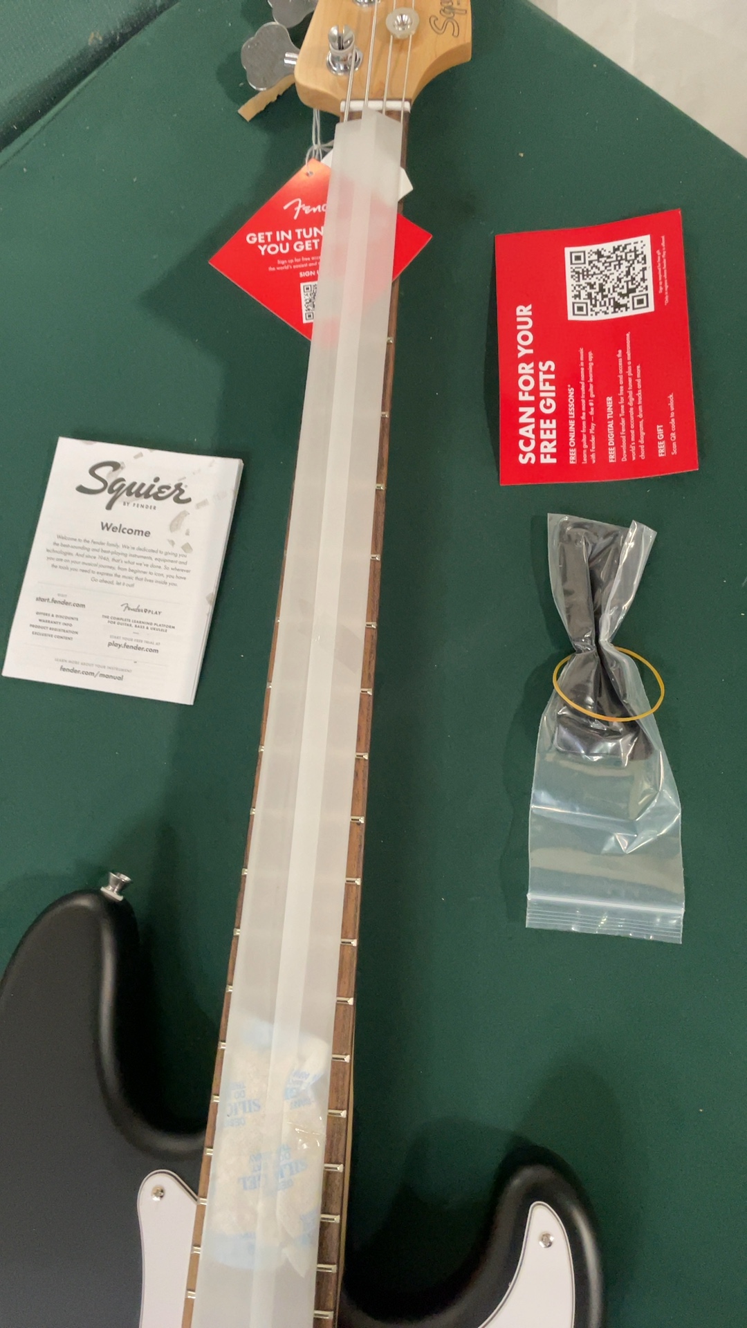 Squier Affinity Series Precision Bass PJ Laurel Fingerboard Black detail photo 9