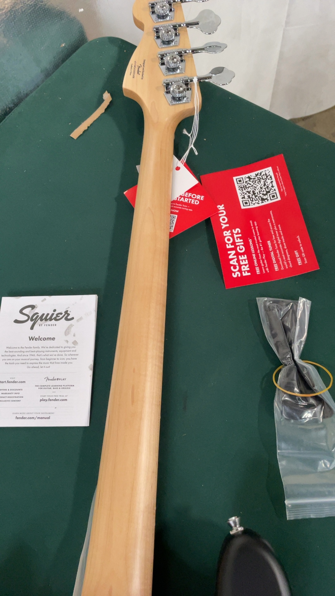 Squier Affinity Series Precision Bass PJ Laurel Fingerboard Black detail photo 12