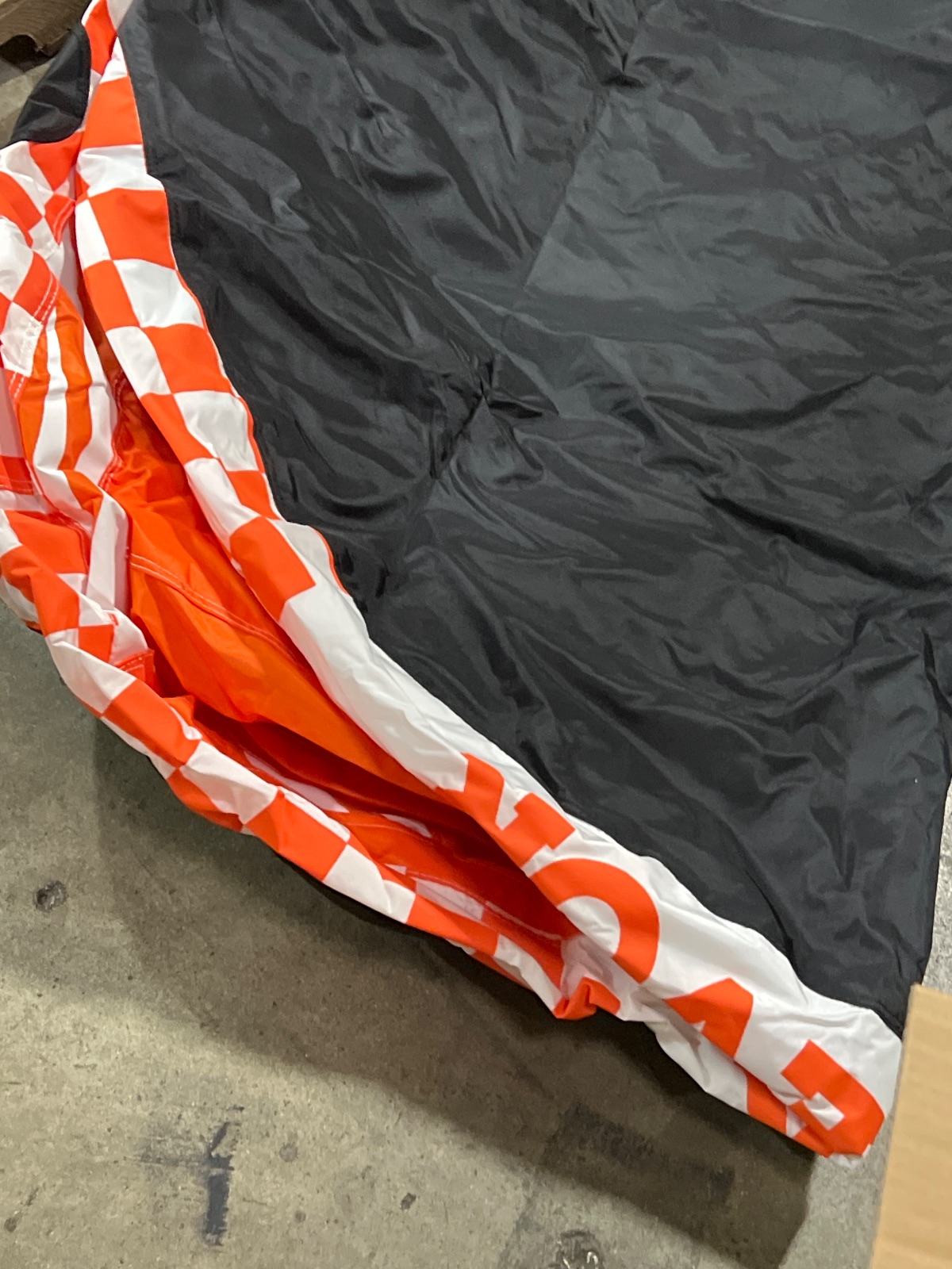 VEVOR Water Sport Towable Tube Model SS-1010 Orange and Black detail photo 3