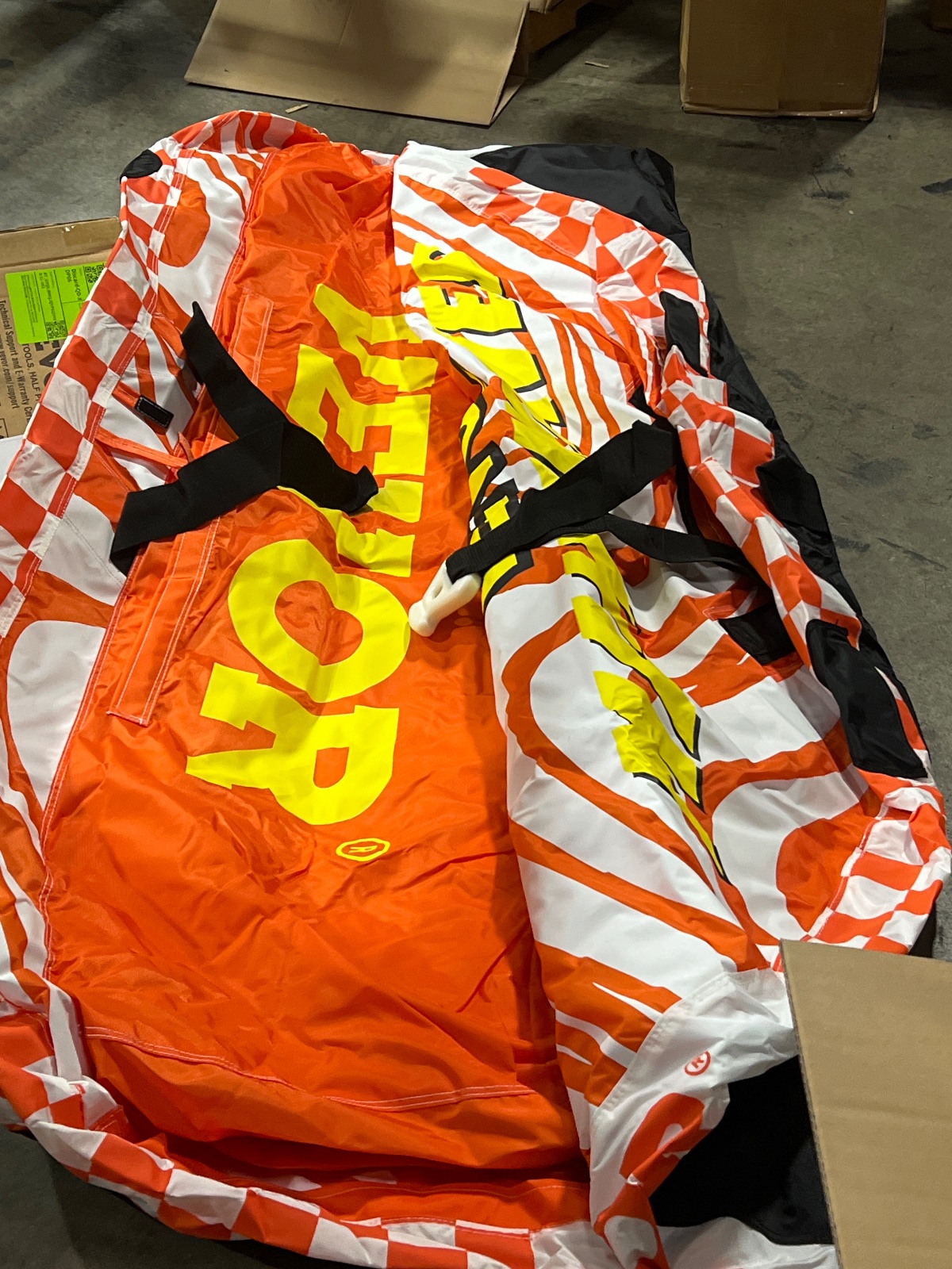 VEVOR Water Sport Towable Tube Model SS-1010 Orange and Black detail photo 5