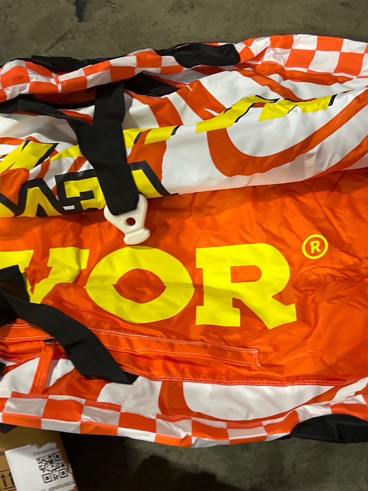 VEVOR Water Sport Towable Tube Model SS-1010 Orange and Black detail photo 7
