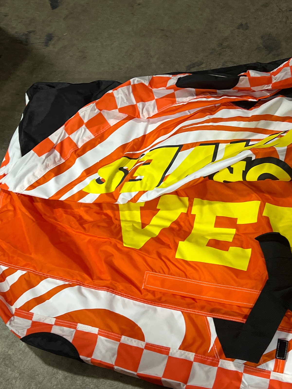 VEVOR Water Sport Towable Tube Model SS-1010 Orange and Black detail photo 8