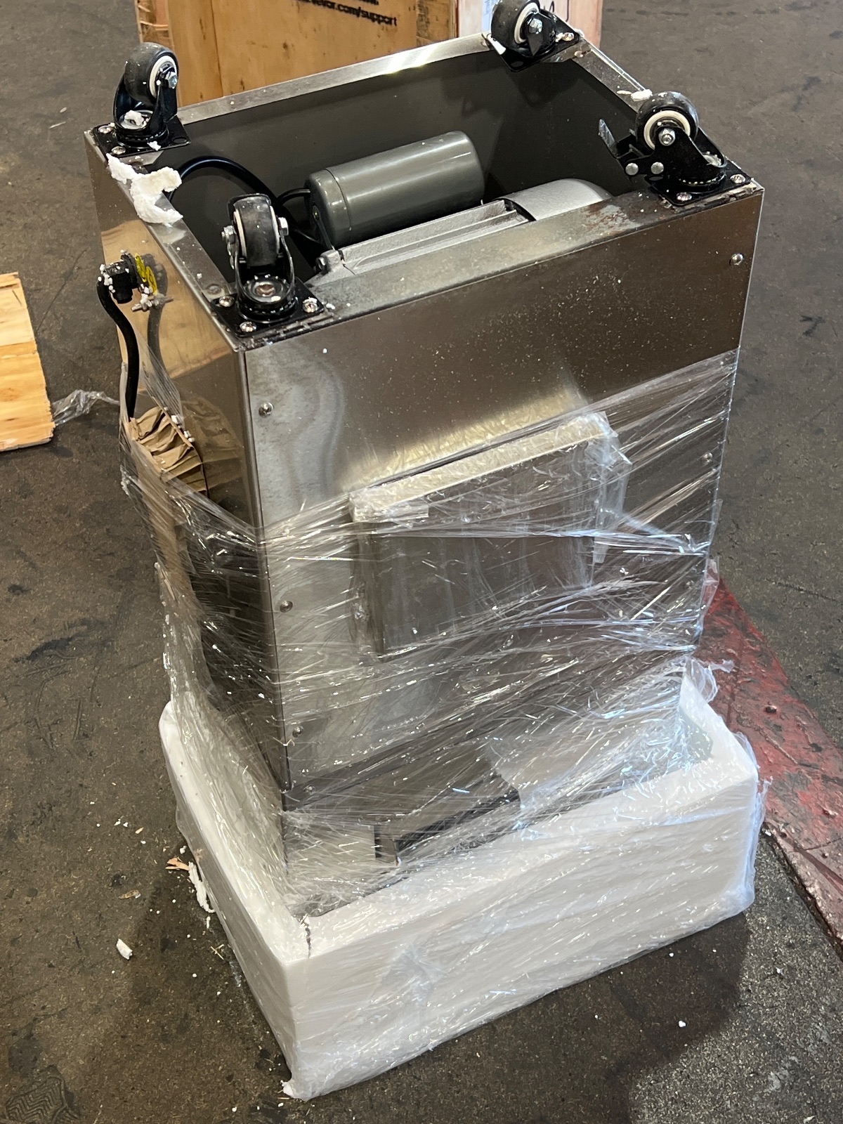 VEVOR Sugarcane Juicer Machine Model YF-L90 800W Electric Commercial Juice Extractor, Arlington TX liquidation listing — view 1