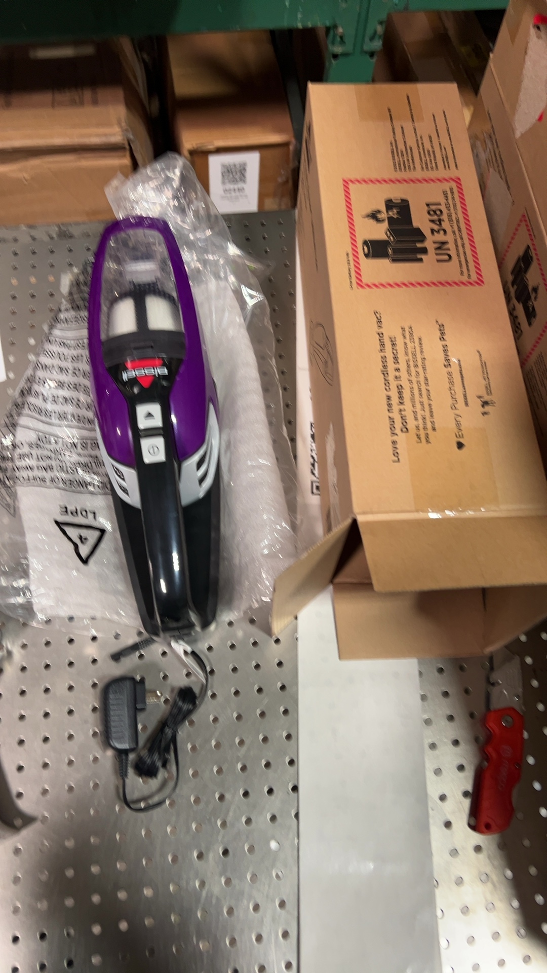 Bissell Pet Hair Eraser Lithium Ion Cordless Hand Vac 2390A detail photo 2