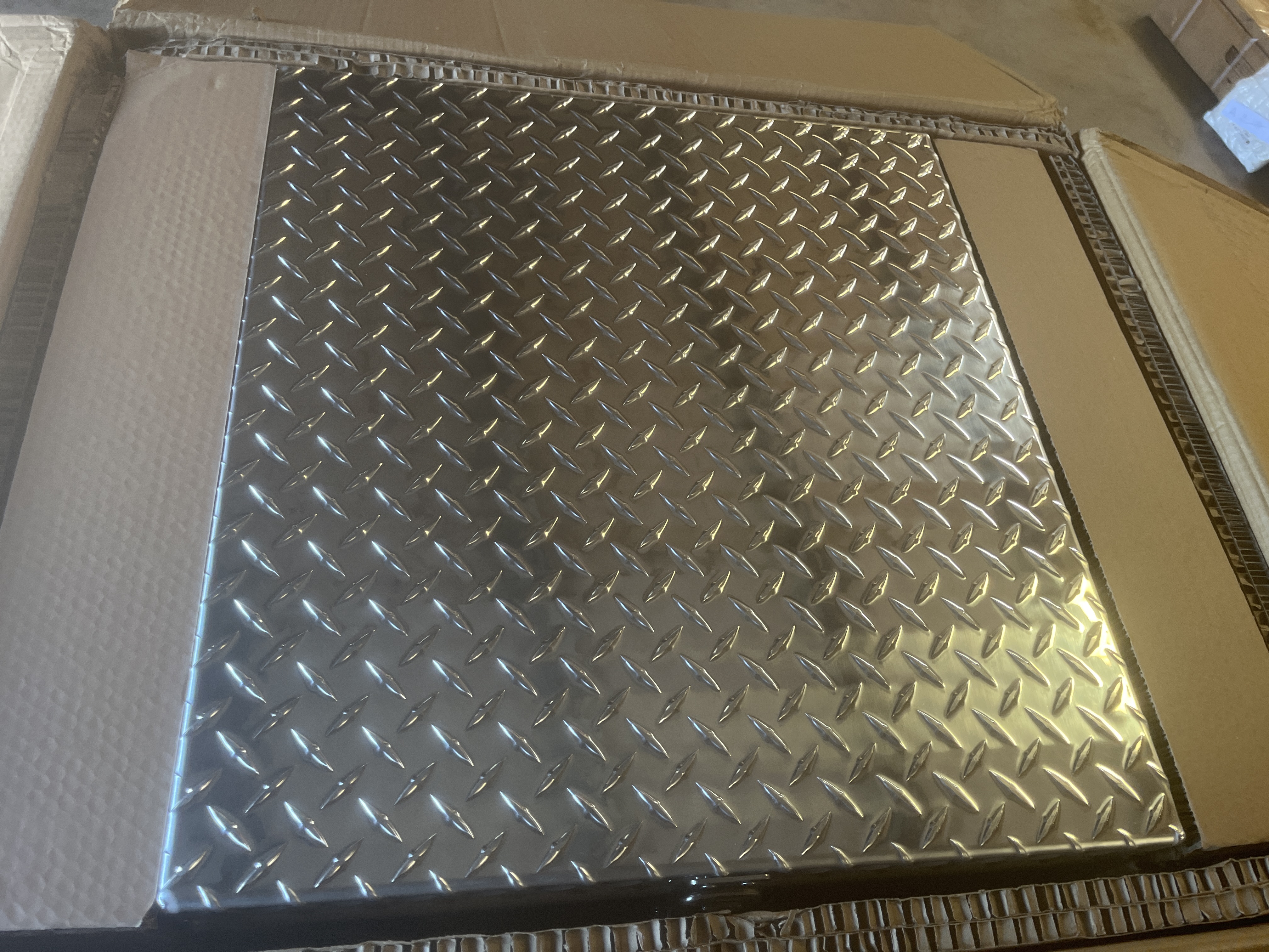VEVOR Side Mount Aluminum Truck Bed Tool Box CXT2024TB-32 Diamond Plate Storage Chest detail photo 3